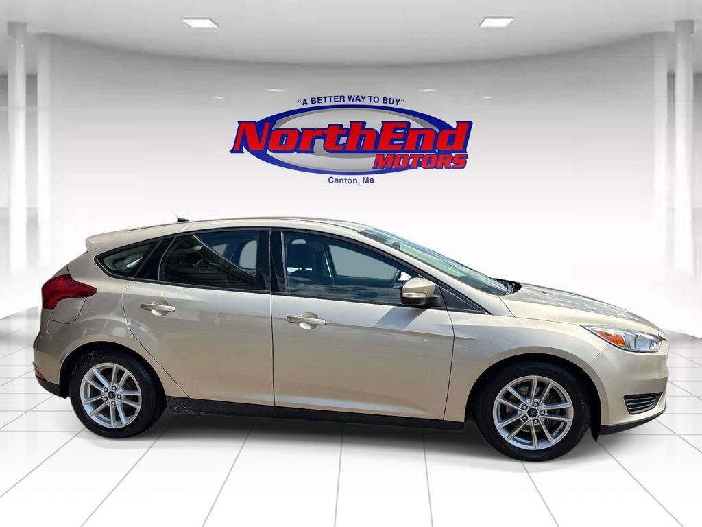 Used 2017 Ford Focus SE FWD image 2