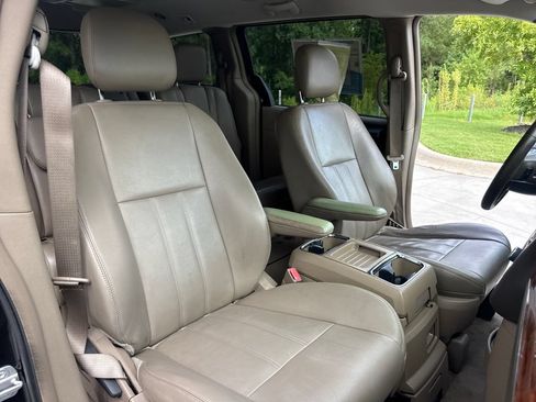 Used 2013 Chrysler Town & Country Touring FWD image 34