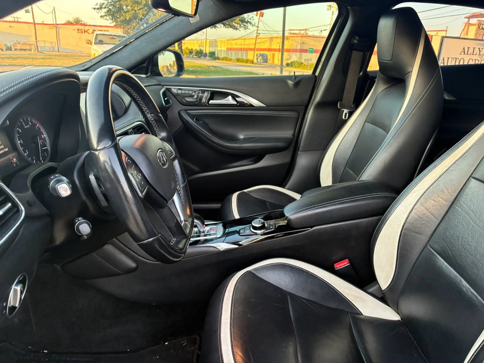 Used 2017 INFINITI QX30 Sport w/ Sport Leather Package FWD image 11