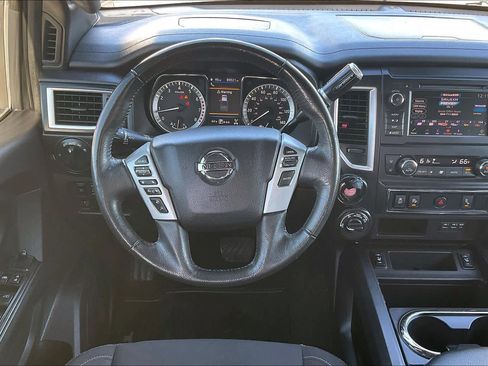 Used 2019 Nissan Titan SV w/ SV Convenience Package image 5