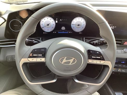 Used 2025 Hyundai Elantra SEL image 17