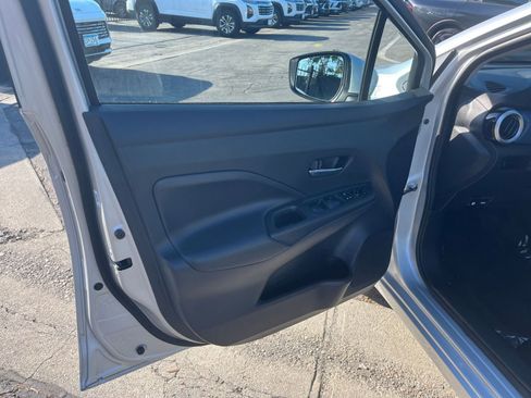 Used 2025 Nissan Versa SV FWD image 18