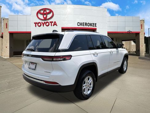 Used 2023 Jeep Grand Cherokee Laredo AWD/4WD image 5