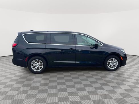 Used 2023 Chrysler Pacifica Touring-L FWD image 4