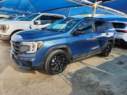 Used 2024 GMC Terrain SLE w/ Driver Convenience Package FWD image 2
