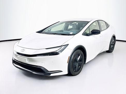 Used 2024 Toyota Prius LE image 3