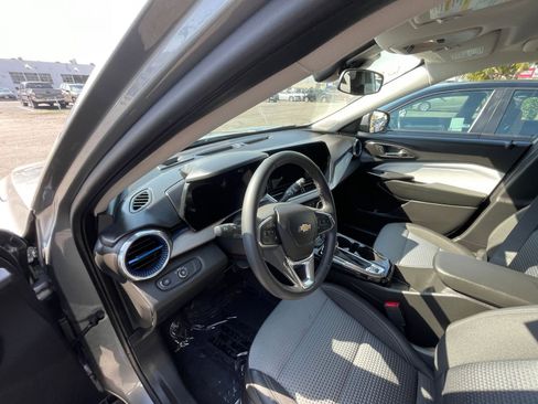 Used 2025 Chevrolet Trax LT w/ LT Convenience Package image 35