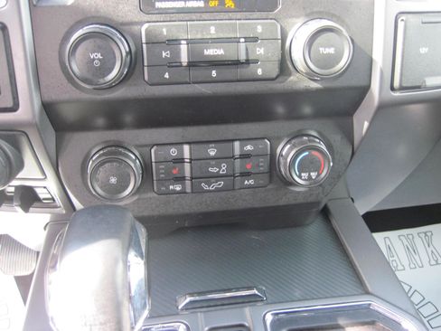 Used 2019 Ford F150 XLT w/ Equipment Group 302A Luxury AWD/4WD image 22