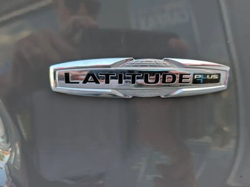 Used 2020 Jeep Cherokee Latitude Plus w/ Comfort/Convenience Group AWD/4WD image 17