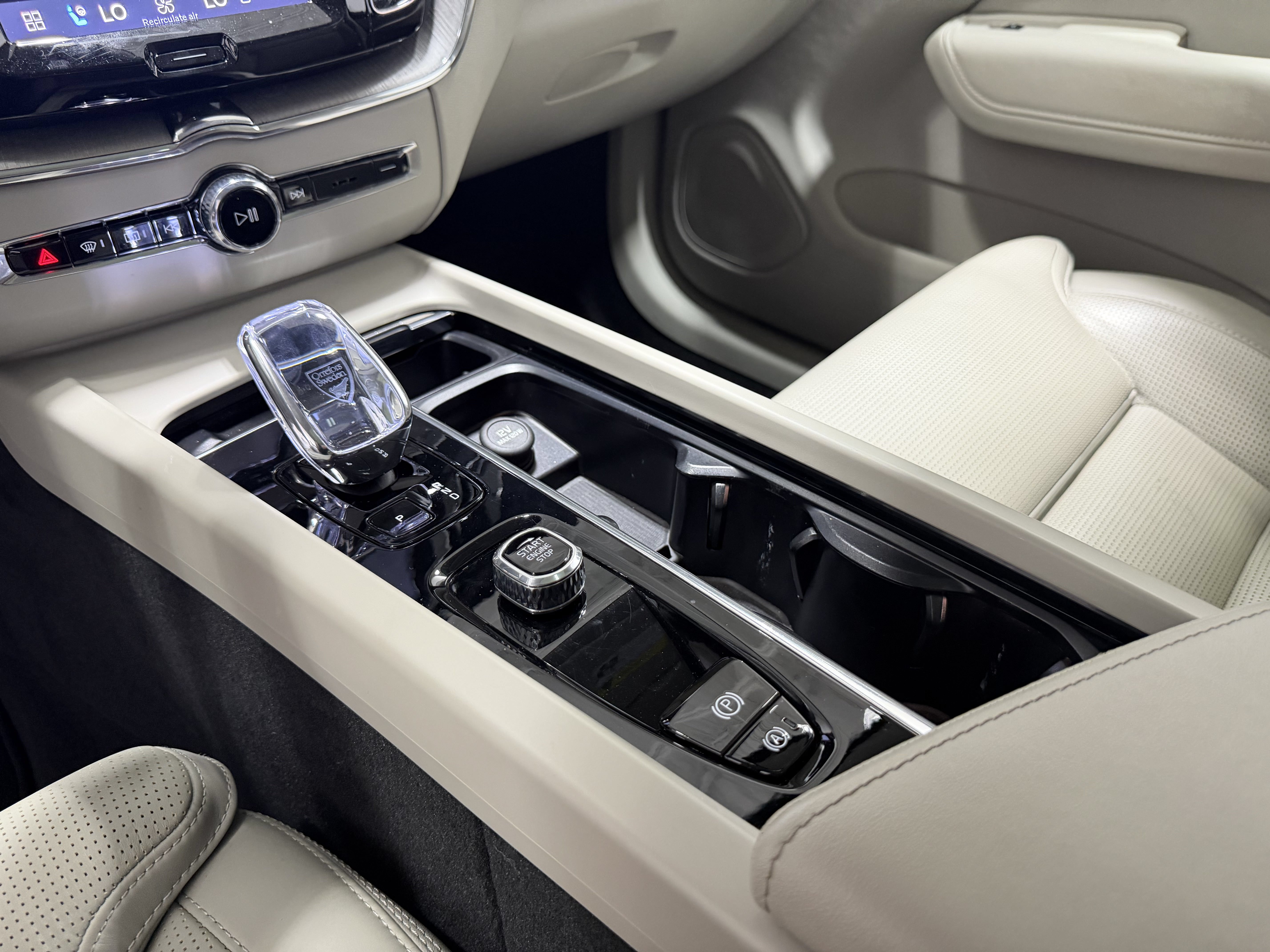 Used 2023 Volvo XC60 B5 Ultimate w/ Climate Package FWD image 17