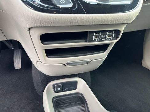 Used 2023 Chrysler Voyager LX image 24