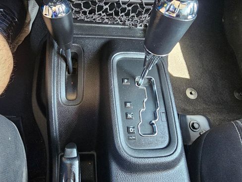 Used 2015 Jeep Wrangler Unlimited Sahara AWD/4WD image 41