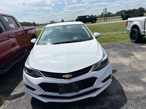 Used 2017 Chevrolet Cruze LT w/ Convenience Package FWD image 4