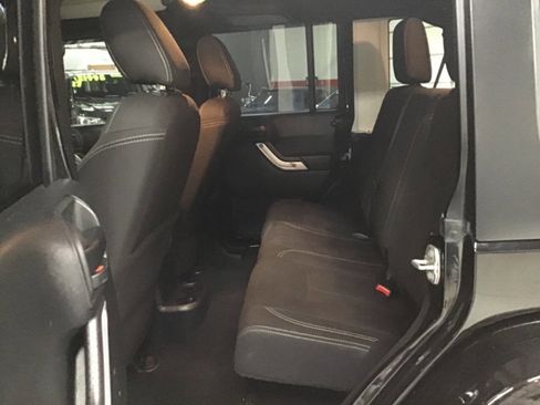 Used 2017 Jeep Wrangler Unlimited Sahara w/ Connectivity Group image 18