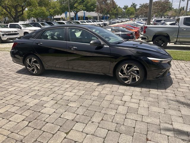 Used 2025 Hyundai Elantra SEL FWD image 15
