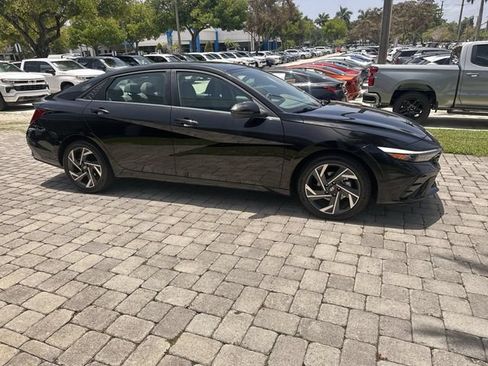 Used 2025 Hyundai Elantra SEL FWD image 15