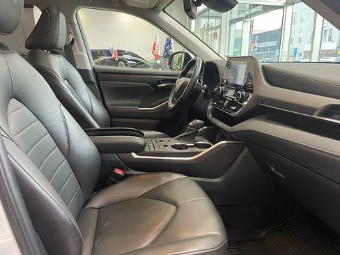 Used 2022 Toyota Highlander XLE AWD/4WD image 27