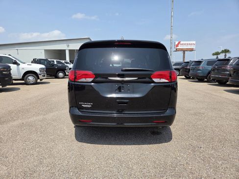Used 2023 Chrysler Voyager LX FWD image 7