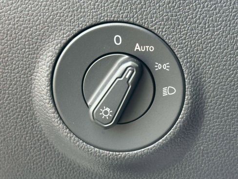 Certified 2022 Volkswagen Taos SE w/ Panoramic Sunroof Package image 18