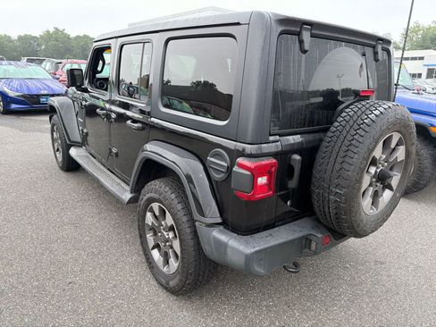 Used 2018 Jeep Wrangler Unlimited Sahara AWD/4WD image 4