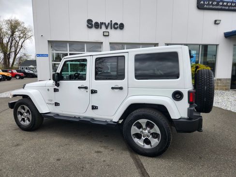 Used 2017 Jeep Wrangler Unlimited Sahara w/ Dual Top Group AWD/4WD image 9