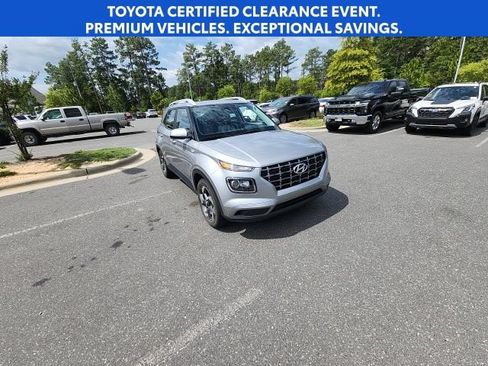 Certified 2024 Hyundai Venue SEL FWD image 3