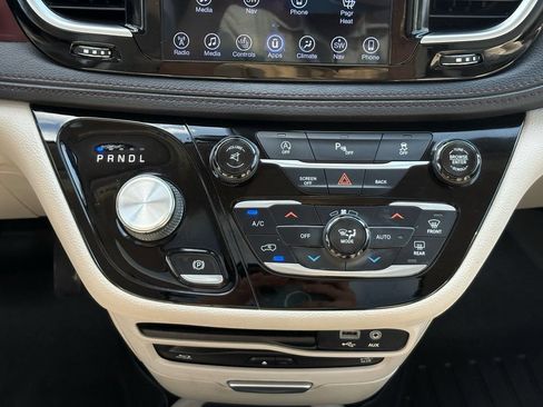 Used 2017 Chrysler Pacifica Limited FWD image 17