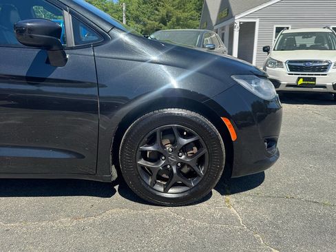 Used 2019 Chrysler Pacifica Touring-L w/ S Appearance Package FWD image 11