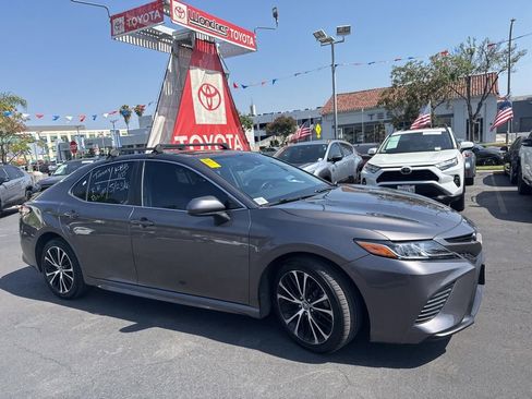 Used 2019 Toyota Camry SE w/ Carpet Mat Package FWD image 4