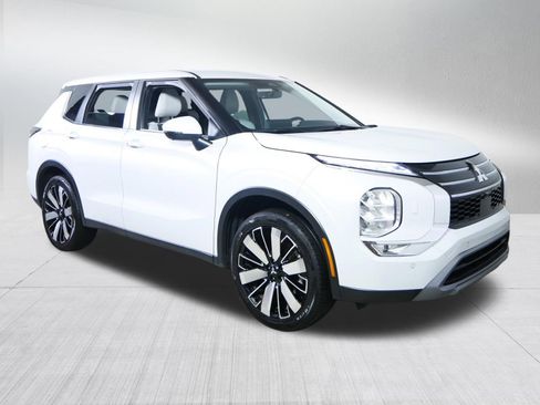 Used 2025 Mitsubishi Outlander SE image 1