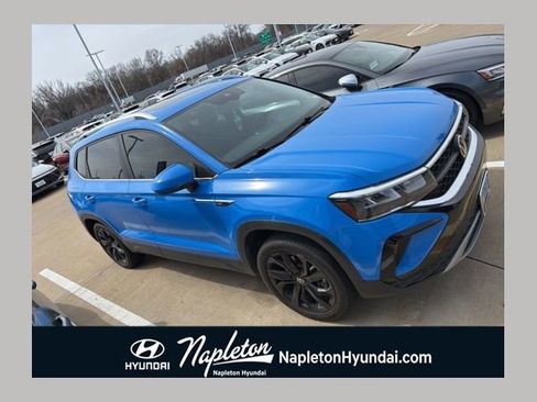 Used 2022 Volkswagen Taos SE image 1