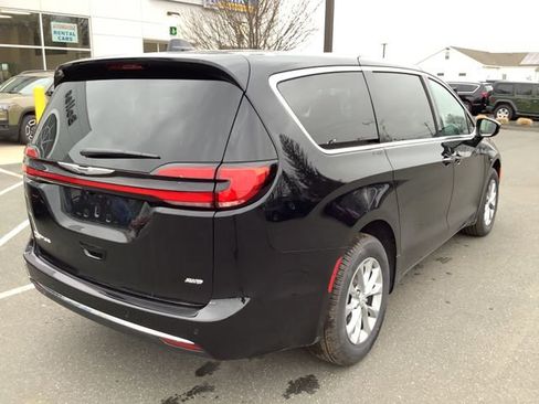 New 2026 Chrysler Pacifica Select image 8