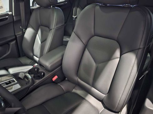 Used 2025 Porsche Macan image 21