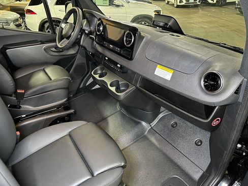 Used 2025 Mercedes-Benz Sprinter 2500 image 11