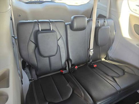 Used 2024 Chrysler Pacifica Touring-L FWD image 15