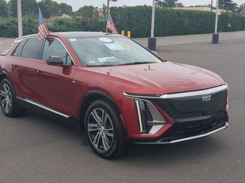 Certified 2024 Cadillac Lyriq Luxury AWD/4WD image 2