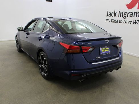 Used 2023 Nissan Altima 2.5 SR w/ SR Premium Package FWD image 2