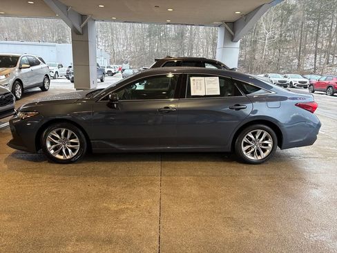 Used 2019 Toyota Avalon XLE image 2