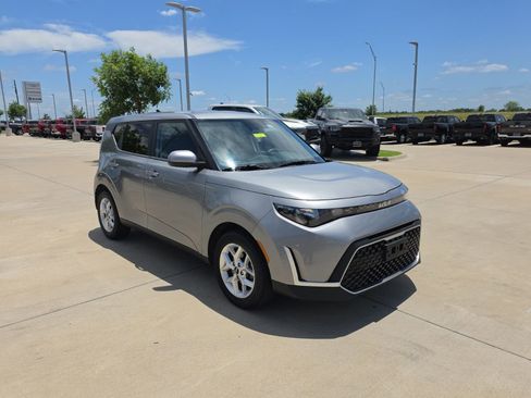 Used 2023 Kia Soul LX w/ LX Technology Package FWD image 7