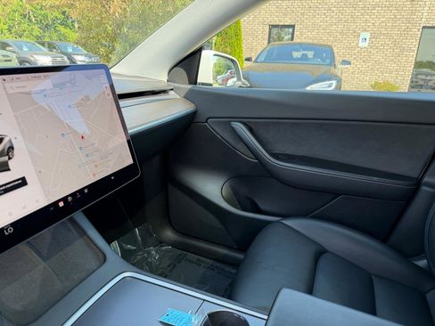 Used 2021 Tesla Model Y Long Range AWD/4WD image 11