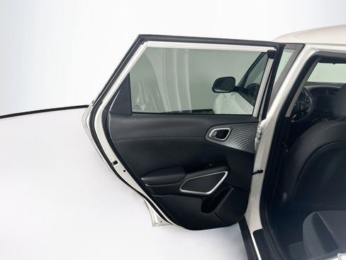 Used 2025 Kia Soul LX w/ LX Technology Package FWD image 24
