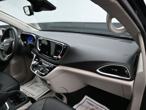 Used 2024 Chrysler Pacifica Touring-L image 11