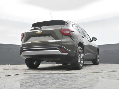 Used 2024 Chevrolet Trax LT w/ Sunroof Package FWD image 33