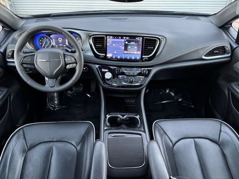 Used 2025 Chrysler Pacifica Limited FWD image 38