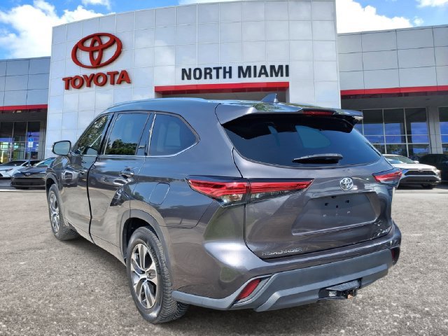 Used 2021 Toyota Highlander XLE FWD image 3
