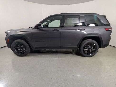 New 2025 Jeep Grand Cherokee Altitude image 4