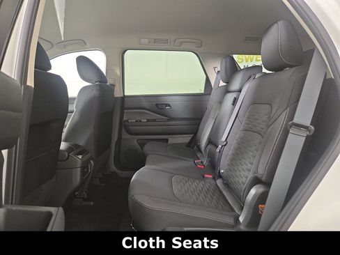 Used 2025 Nissan Pathfinder SV image 12