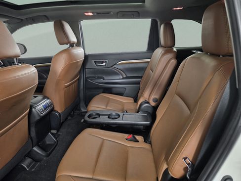Used 2019 Toyota Highlander Limited image 16
