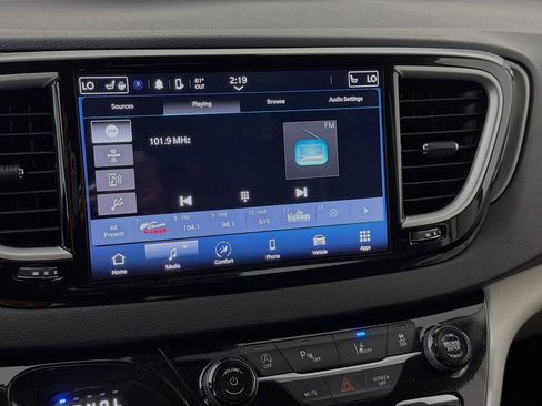 Used 2024 Chrysler Pacifica Touring-L image 16