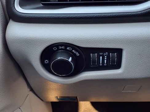 Used 2023 Chrysler Voyager LX image 18